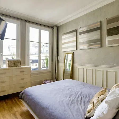 Left Bank Deluxe Apartment